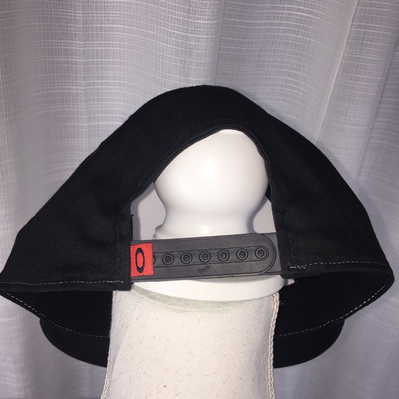 New Oakley Silver Flexfit Tech Flat Billed Hat - Picture 4 of 5